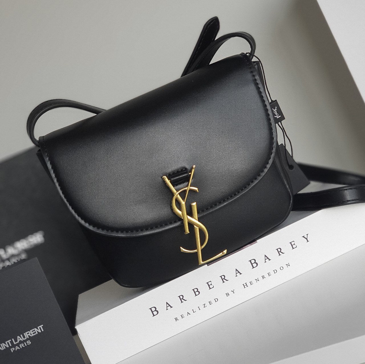 YVES SAINT LAURENT YSL BAG VIP GIFT WITH PURCHASE (GWP) พรีเมี่ยมกิ้ฟ Limited Edition จาก YSL DUTY FREE COUNTER ทรงสี่เหลี่ยมหนังสวยหรูอยู่ทรงเปิดปิดด้วยฝาปิดโลโก้แบรนด์อะไหล่ทองวินเทจ ภายในโล่งมีช่องหลัก และช่องใส่บัตรสามารถใส่มือถือของใช้จุกจิกได้เยอะ ส