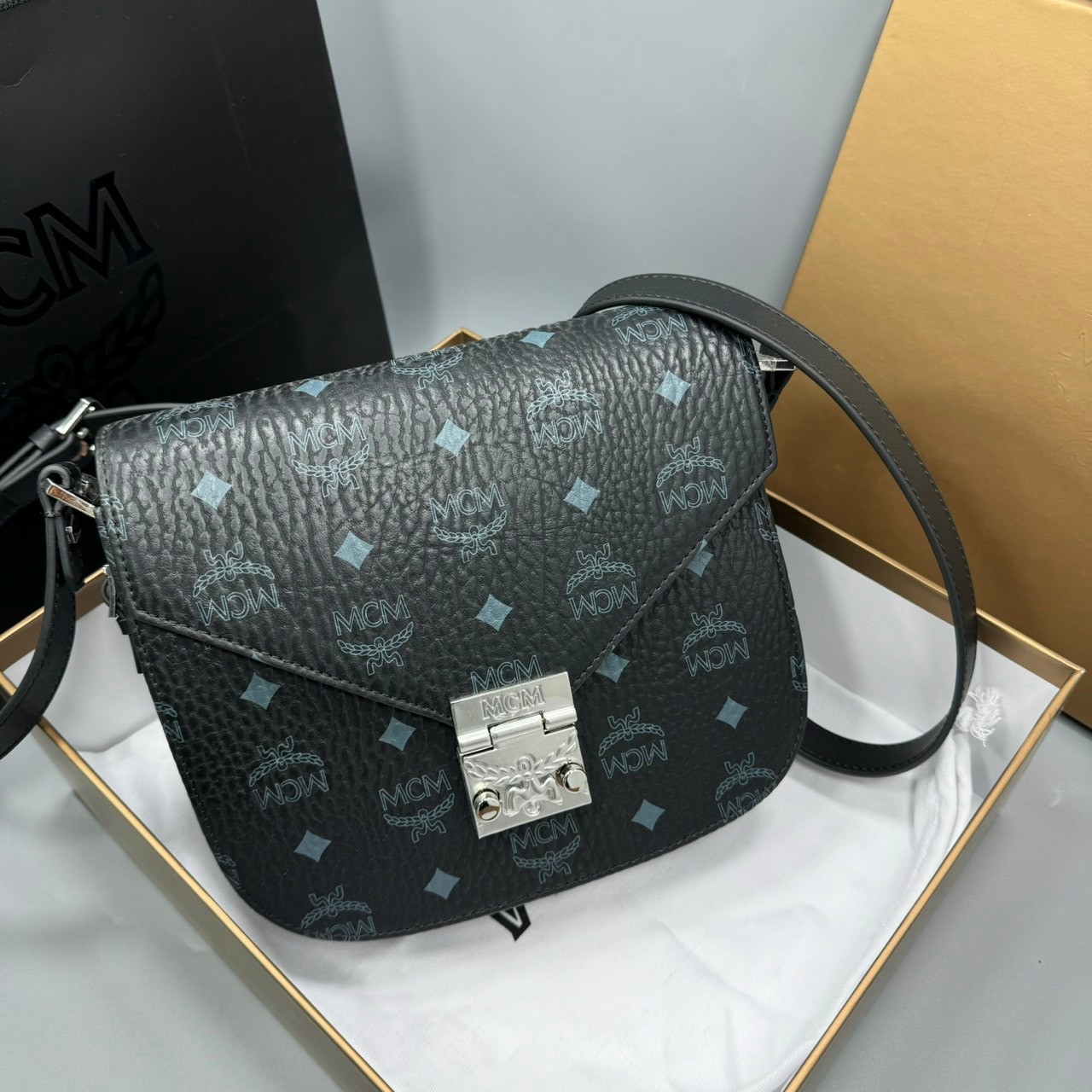 M.C.M PATRICIA SHOULDER BAG IN VISETOS กระเป๋าสะพายไหล่/ข้าง ดีไซน์ได้อย่างมีสไตล์ เกรดออริ สลับแท้ 1:1 ใช้งานต่างประเทศได้