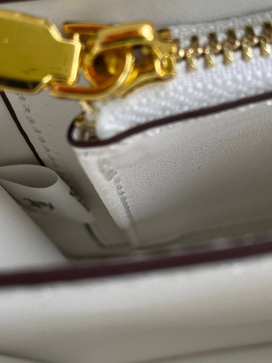 BURBERRY FRAGRANCES CROSSBODY BAG VIP GIFT WITH PURCHASE (GWP) กระเป๋าสะพายพรีเมี่ยมกิ๊ฟ Limited Edition จากน้ำหอม BURBERRY DUTY FREE วัสดุ Calfskin หนังเรียบสวยอยู่ทรงดีไซน์ยอดนิยมประดับโลโก้แบรนด์ทองด้านหน้า เปิดปิดด้วยฝาปิดสัญลักษณ์ตัวB ภายในมีช่องแบ่ง