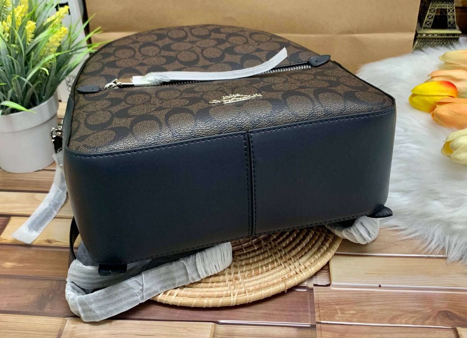 COACH JORDYN BACKPACK IN BLOCKED SIGNATURE ((76622//76624//76715)) พร้อมส่ง กระเป๋าสะพายหลังแบบมีหูหิ้ว หนังแท้ หนังนิ่มอย่างดีเลยค่า ด้านหน้ามีช่องซิปหนึ่งช่องสำหรับใส่ของจุกจิกนะคะ เปิดปิดช่องหลักแบบซิปคู่ หัวซิปมีหนังห้อยมาให้ ภายในกระเป๋าโล่งใส่สัมภาร