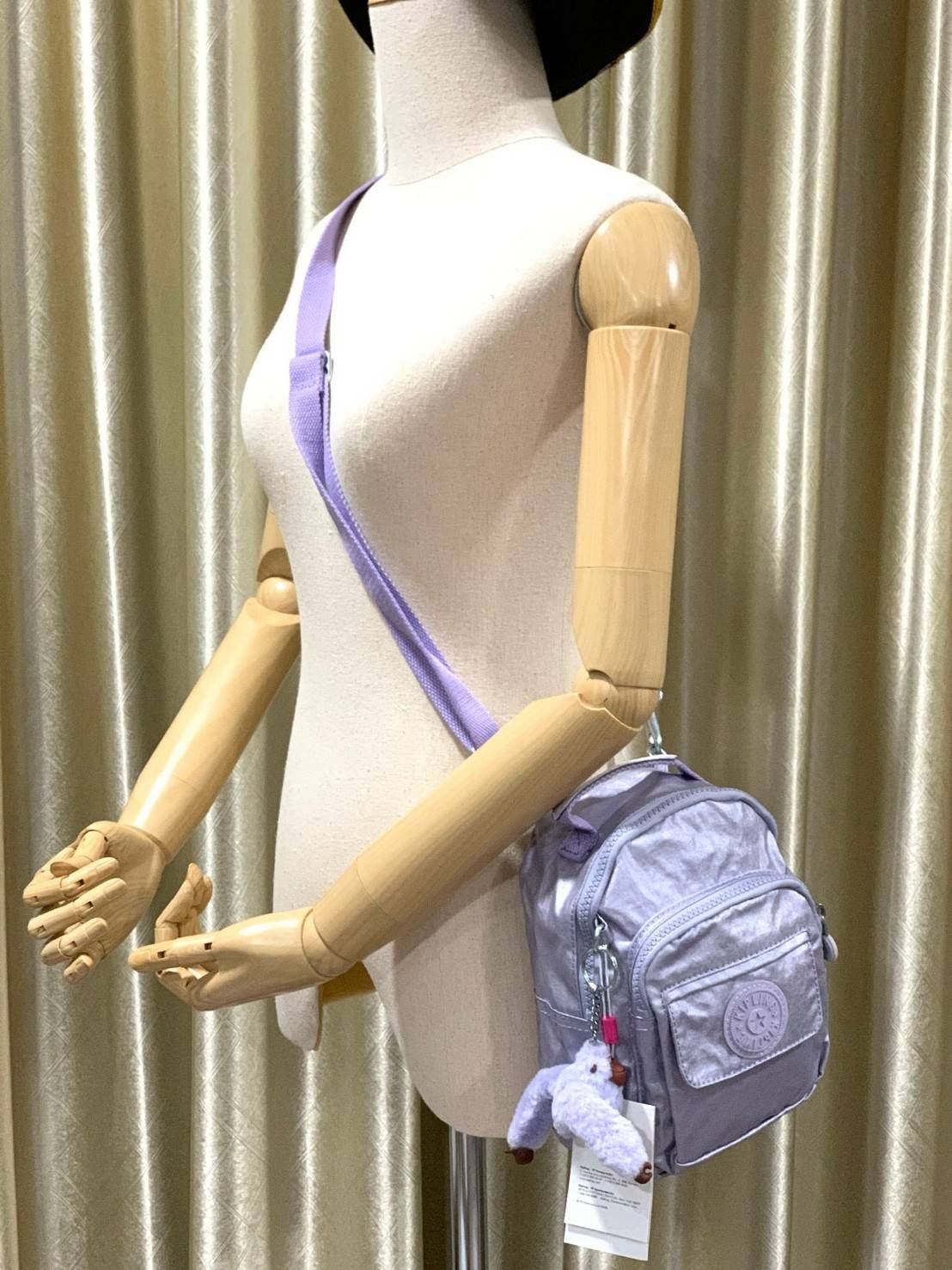 Kipling alber solid Convertible mini backpack (HD7349) กระเป๋าเป้ขนาดมินิ สไตล์3in1 ที่สามารถถือ/สะพายข้างหรือเป็นเป้ก็ได้ มีช่องซิปใช้งาน2ช่อง ภายในแบ่งเป็นช่องเล็กใส่ของจุกจิก ด้านหน้าเพิ่มช่องเล็กเปิดปิดด้วยกระดุมแม่เหล็ก มาพร้อมพวงกุญแจลิงขนปุกปุยและส