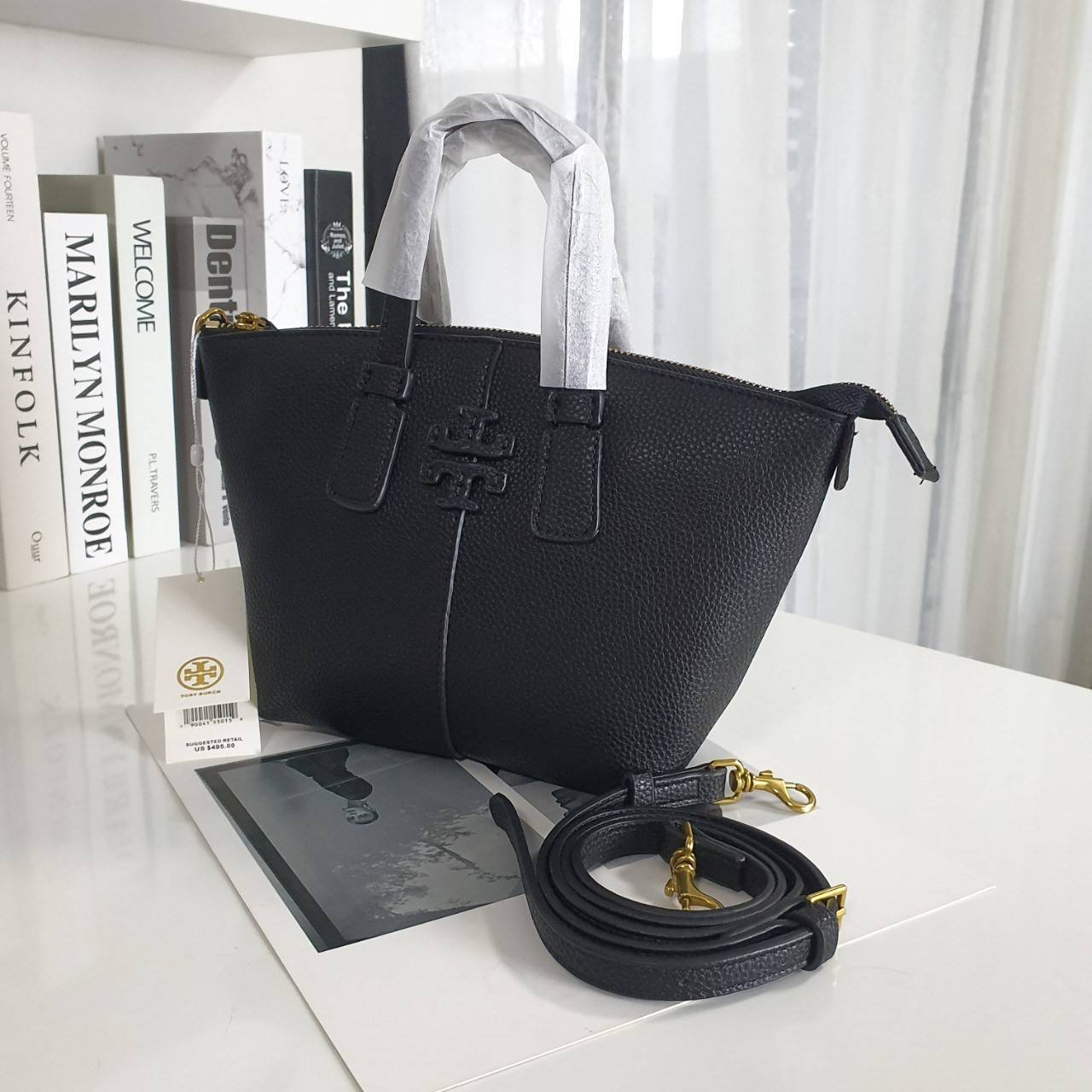 Tory Burch Mcgraw Mini Top Zip Satchel กระเป๋าสะพายทรงสวย ใบขนาดเล็กกำลังดี หนังสวยมาก ปักโลโก้แบรนด์ด้านหน้า เปิดปิดด้วยซิปยาวอะไหล่ทอง บุผ้าไนลอนปั้มลายแบรนด์ด้านใน พร้อมช่องใส่ของ1ช่อง สามารถใส่กระเป๋าสตางค์ใบยาว มือถือ iphone เงิน ของจุกจิกได้ มาพร้อม