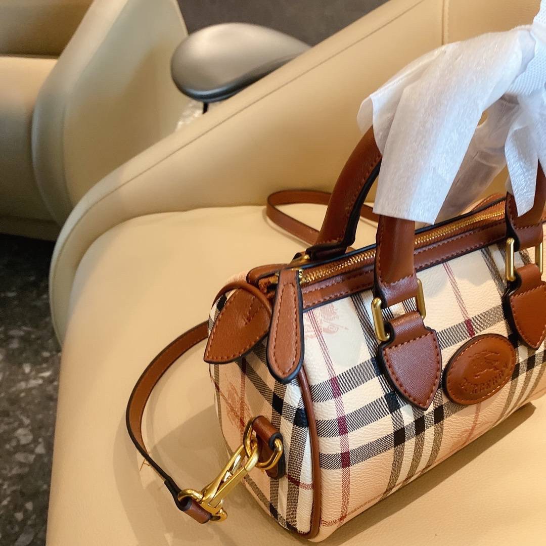 BURBERRY MINI PILLOW VINTAGE BAG Limited Edition วัสดุหนังPVC หนังนิ่ม เปิดปิดด้วยซิปยาวที่จับหนัง ภายในมีช่องใส่ของโล่งกว้าง พร้อมช่องเล็กอีกหนึ่งช่อง สามารถใส่มือถือ กระเป๋าสตางค์สั้น ของจุกจิกได้ มาพร้อมสายสะพายยาวหนังแท้ อะไหล่แบรนด์สีทองวินเทจ Rare i