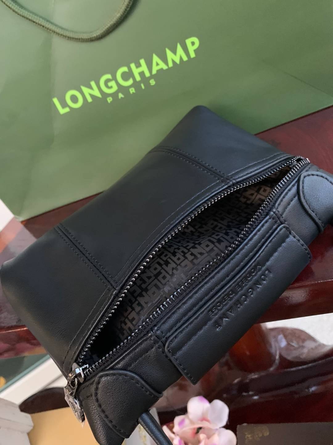 Longchamp Le Pliage Cuir Crossbody Bag อีกหนึ่งคอลเลคชั่น Le Pliage Cuir หนึ่งในตระกูลกระเป๋าสุดไอคอนิก