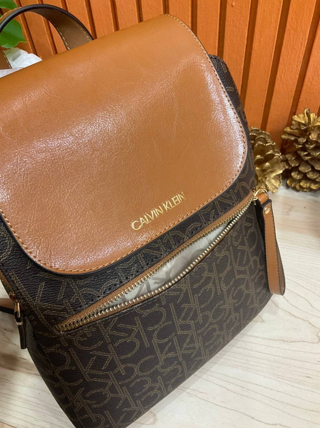 ของแท้ 💯% Elaine Calvin Klein Monogram Small Backpack 💕ของมันต้องมี สวยหรูดูแพงมาก สำหรับรุ่นนี้ และมีฟังชั่นช่องการใช้งานที่มากที่สุด!!! 💕 กระเป๋าสะพายเป้รุ่นใหม่ชนช้อป รุ่นยอดนิยม