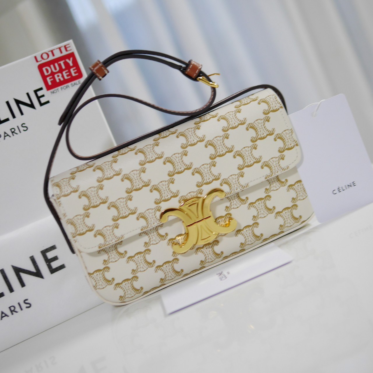 พร้อมส่งที่ไทยแล้วกับ CELINE TRIOMPHE SHOULDER BAG หนังทั้งใบลายสวยหรู ด้านในเปิดด้วยด้วยที่บีบโลโก้อะไหล่ทอง จุของได้กำลังดี ใส่โทรศัพท์ กระเป๋าสตางค์ใบสั้น ของจุกจิกได้ เหมาะกับสาวๆในวัน
