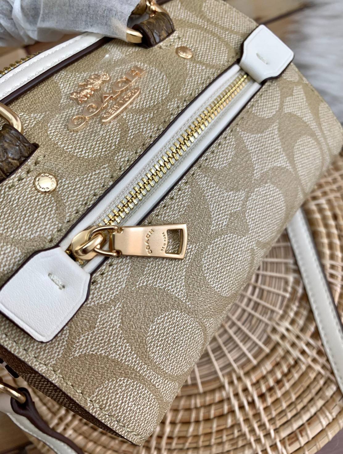 จิ๋วแต่แจ๋วไปเลยค่าา😘 COACH MICRO ROWAN CROSSBODY ((2300)) MINI พร้อมส่ง! บอกเลยสาวๆห้ามพลาด ใบจริงสวยมากๆค่ะ! กระเป๋าขนาดมินิๆ หนังCanvas ผสมหนังบายหูตรงหูหิ้วได้ลงตัวสวยวามมากๆเลยค่ะ//ด้านหน้ามีช่องซิปเล็กใส่เหรียญ เปิดปิดช่องหลักแบบซิป ภายในใส่