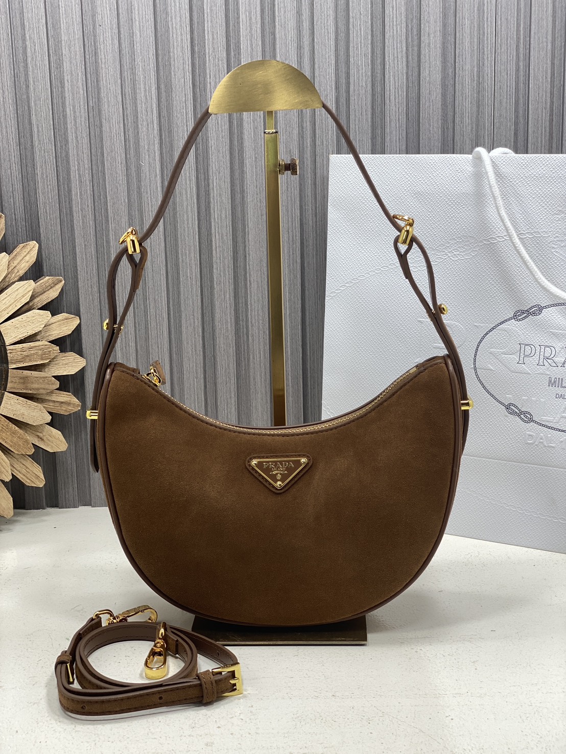 ORI หนังแท้ | Prada Arqué suede shoulder bag 20cm กระเป๋าสะพายโฮโบ รูปทรงเสี้ยวจันทร์เรียบง่าย โดดเด่นด้วยสัมผัสอันนุ่มนวลของหนังกลับที่ทำให้ดีไซน์กระเป๋าทรงโฮโบดูมีเสน่ห์น่าหลงใหล