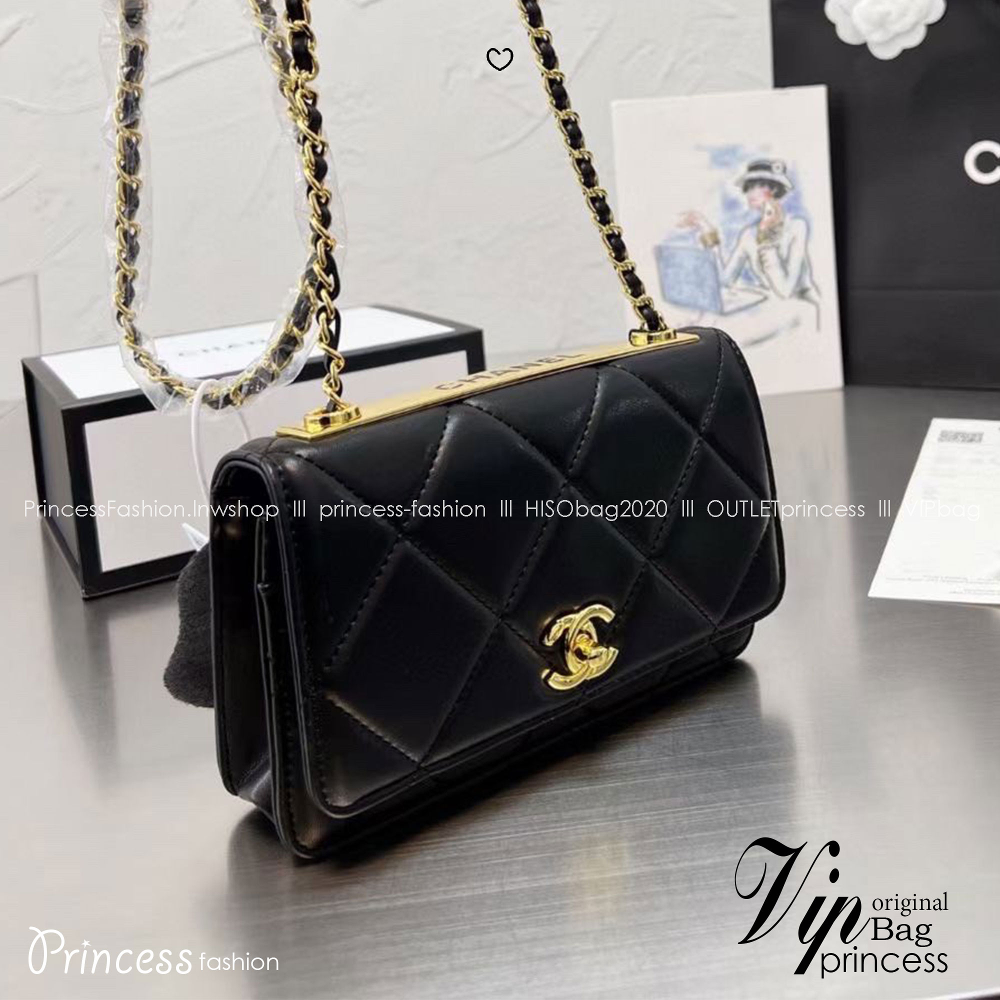 CHANEL Trendy CC Woc Bag กระเป๋าทรงสะพายข้าง Woc ที่กำลังมาแรงมาในตอนนี้ โดดเด่นด้วยแผ่นโลหะคาดสีทองสวยอร่ามหรูหรา สามารถเป็นได้ทั้งกระเป๋าคลัช กระเป๋าสะพายข้างได้ในใบเดียว มาพร้อมสายคล้องโซ่สลับหนังให้ลุคหรูๆ ในใบเดียว รีบคว้าด่วนค่ะ!!