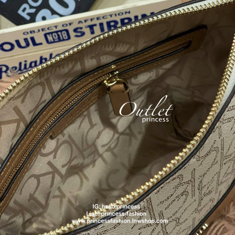 Calvin Klein Mini Crossbody กระเป๋าทรงครอสบอดี้ ขนาดกลางกำลังดี มีฐานกว้างตั้งอยู่ทรง เปิดใช้งานด้วยซิปเดียว สายสะพายปรับสั้นยาวได้ ดีเทลที่มีsignatureรอบใบ ครึ่งล่างฐานเป็นหนังเรียบ ติดโลโก้แบรนด์ด้วยโลหะ รูปทรงสะพายได้อย่างคล่องตัวแบบสไตล์เก๋ๆเลยคร้า!!