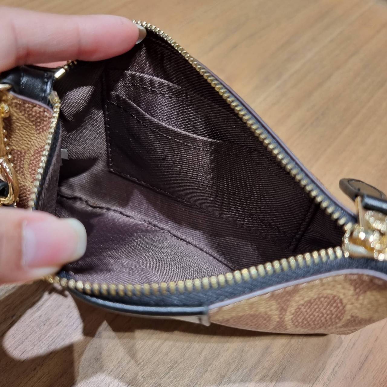 COACH 32445 SMALL WRISLET IN COLORBLOCK SIGNATURE CANVAS คอลเลคชั่นคัลเลอร์บล็อคสวยหรู ในรูปแบบกระเป๋าคล้องมือ ขนาดพกพา ไซส์กำลังสวยมากๆ พกง่ายไปเลยจ้า วัสดุหนังแคนวาส ตัดหนังแท้ ภายในโล่ง มีช่องใส่บัตร ตอบโจทย์สาวๆที่ไม่ชอบความพะรุงพะรัง พกใบนี้คือสะดวกส