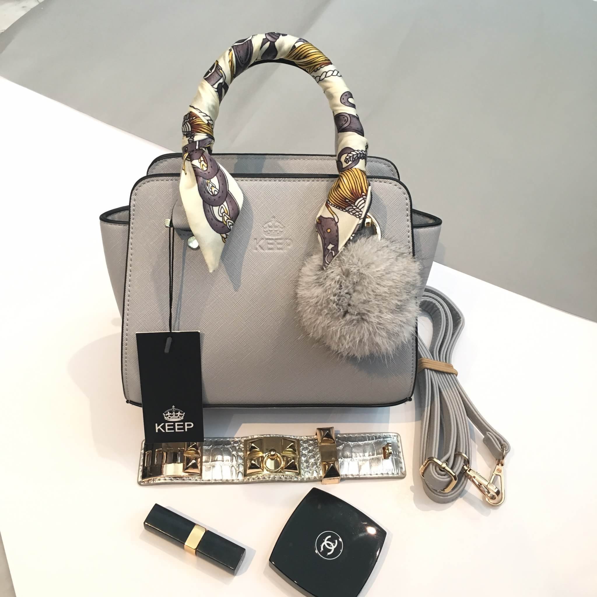 สีใหม่คะ รุ่นใหม่ล่าสุด หนัง saffiano สวยมากๆค่า รุ่น KEEP saffiano leather Mini office bag สวย น่ารัก ขนาดตอบทุกโจทย์การใช้งาน เห็นแล้ว หลงรักเลยคะ ตัวกระเป๋าขนาดกำลังดีหนังsaffiano ลายสวยที่สำคัญ ดูแลรักษาง่าย ประดับด้วยผ้าพันหูกระเป๋า silk คุณภาพดีที่ส