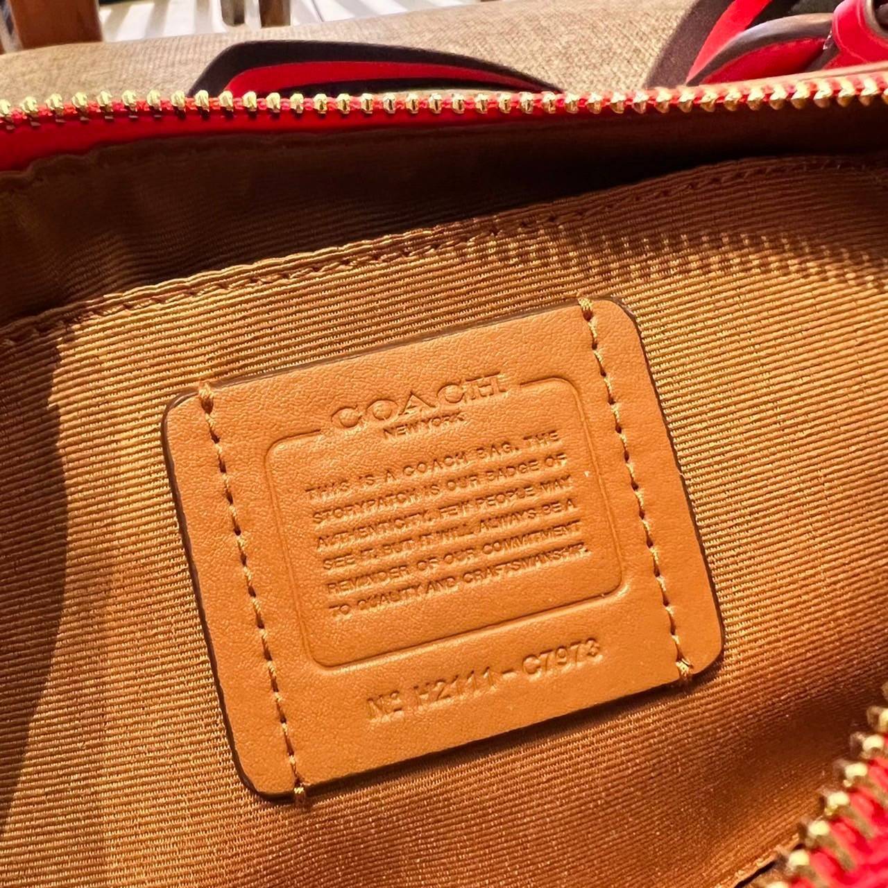 COACH C7973 JES BAGUETTE WITH LADYBUG FLORAL PRINT คอลเลคชั่นใหม่ล่าสุด พร้อมเสิร์ฟความสวยถึงบ้านเช่นเคย!! กระเป๋าสะพายทรงบาแกตต์ ดีไซน์ย้อนยุค ที่แอบแฝงความเรียบหรูดูแพงอยู่ในตัว โดดเด่นด้วยสายสะพายเส้นใหญ่ โทนสีคอนทราส ทำให้ไอเท็มนี้ดูมีลูกเล่นมากขึ้น ว