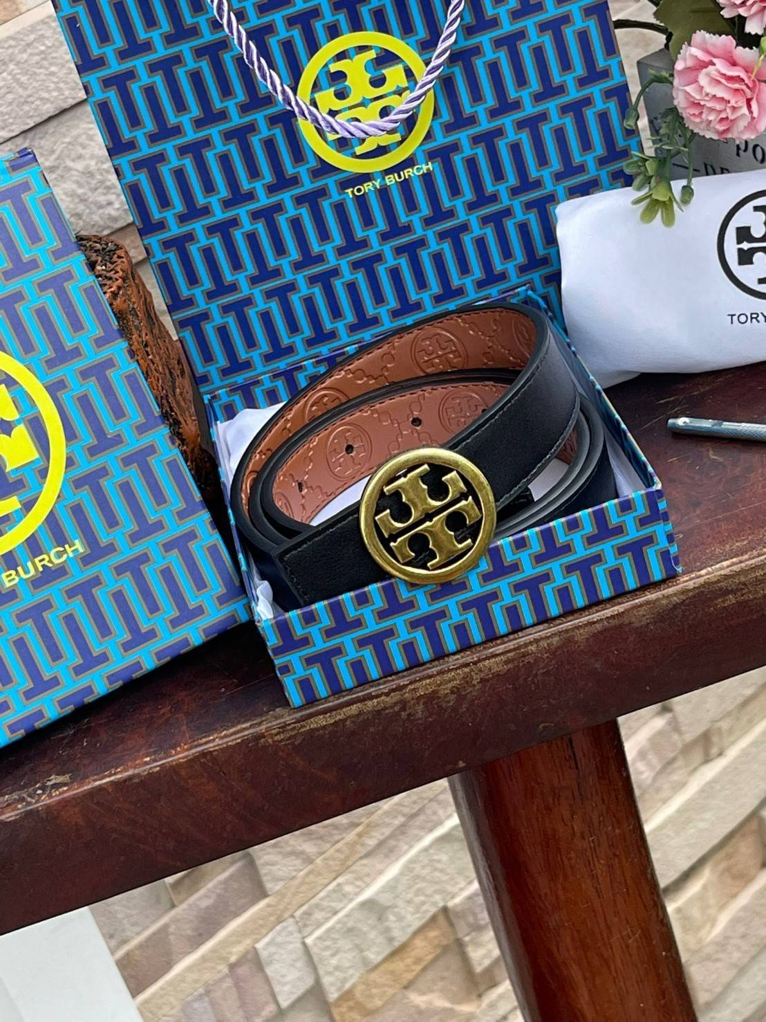 Tory burch Midnight with Tag Logo Monogram Embossed Leather Belt เป็นเข็มขัดที่ตอบโจทย์ของคุณได้อย่างลงตัวทุกสไตล์การแต่งตัว ไม่ว่าจะใส่คู่กับเดรสหรือกางเกงยีนส์ก็ดูดีทีเดียว เพราะหัวเข็มขัดโดดเด่นด้วยดีไซน์ทรงกลมรูป Double T ที่เป็นสัญลักษณ์ประจำแบรนด์ ส
