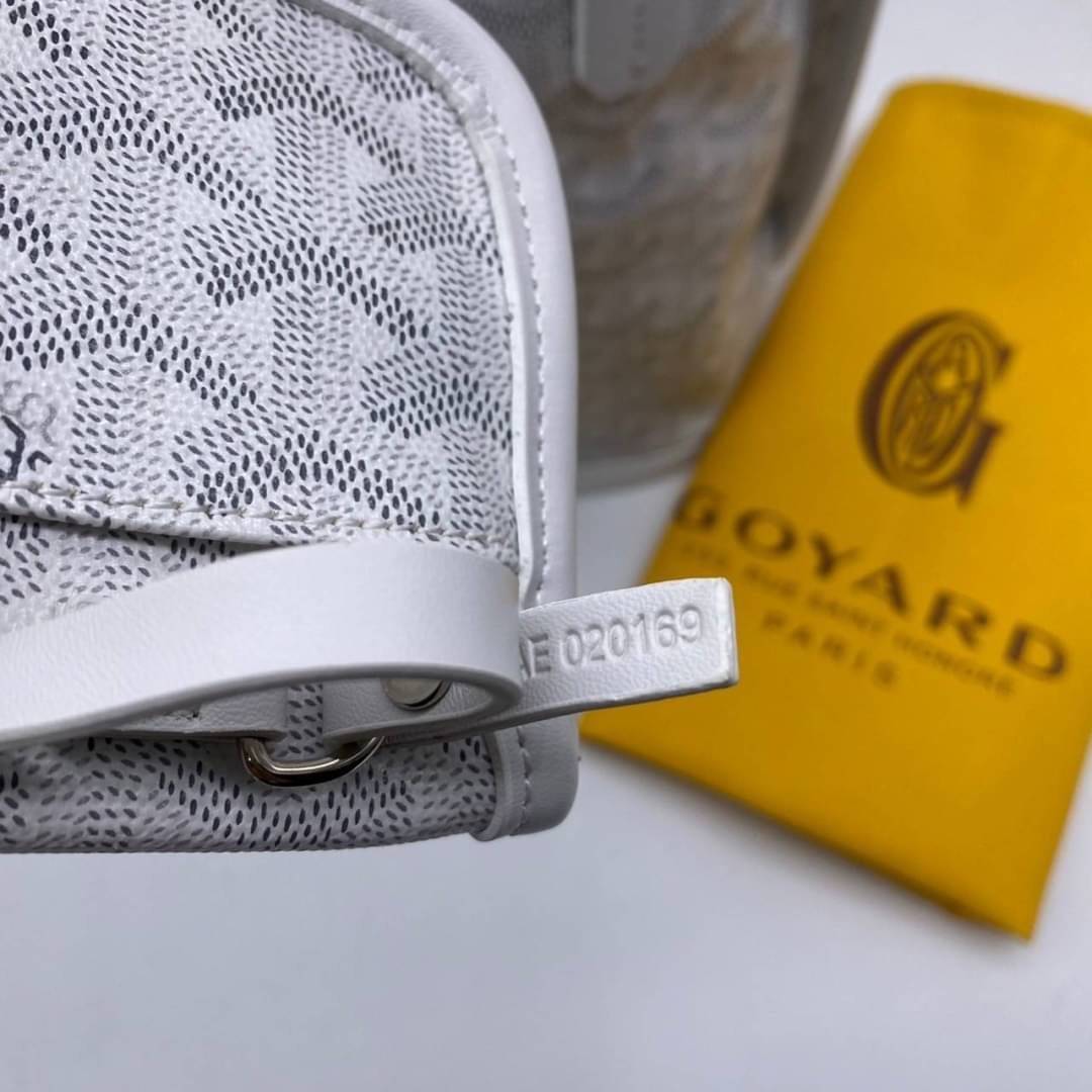 9 สี GOYARD ANJOU TOTE MINI / Goyard Mini Tote เกรดออริจินอลสลับแท้ ใช้งานต่างประเทศได้ ฮอตไอเท็ม กับกระเป๋าสะพายทรงโท้ท ไซส์มินิ กะทัดรัด มาครบสีขายดี เลิศทุกสี รูปทรงคลาสสิค ดีไซน์เป็นเอกลักษณ์ ใช้งานได้หลากหลาย