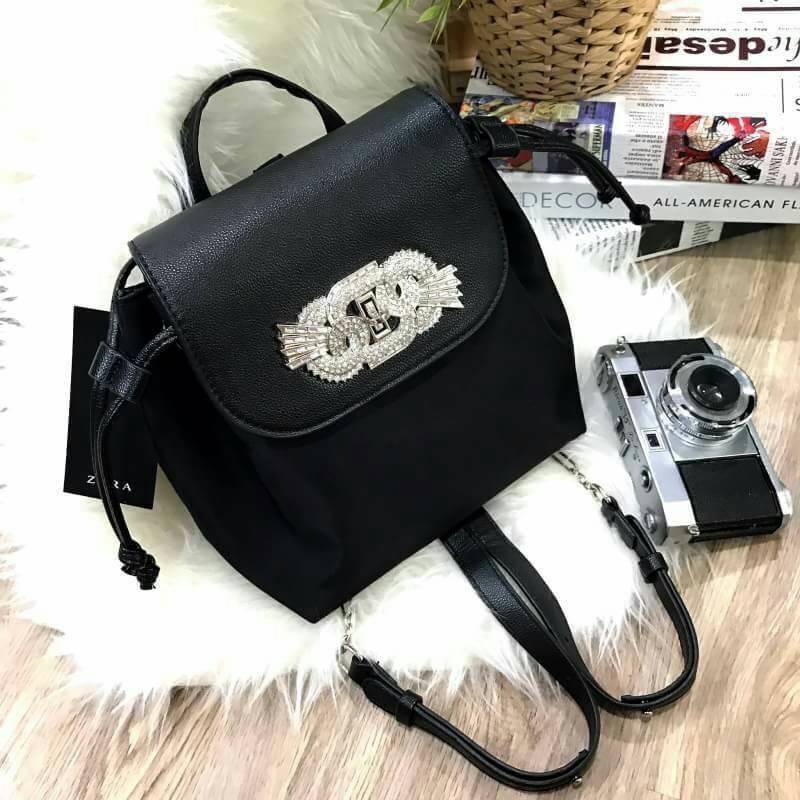 ZARA GAM DETAIL BLACK BACKPACK 2017 กระเป๋าเป้สีดำ ขนาดกำลังน่ารัก ด้านหน้าประดับเพชร และ crystal เพิ่มความ สวยหรู Diamante collection เปิดปิด ด้วยล็อคบิด ภายในมีโลโก้ และช่องใส่ของ พร้อมสายสะพาย โซ่ต่อหนัง ปรับระดับได้ ตัวจริงสวยหรูดูดีเข้าได้กับทุกชุดค่