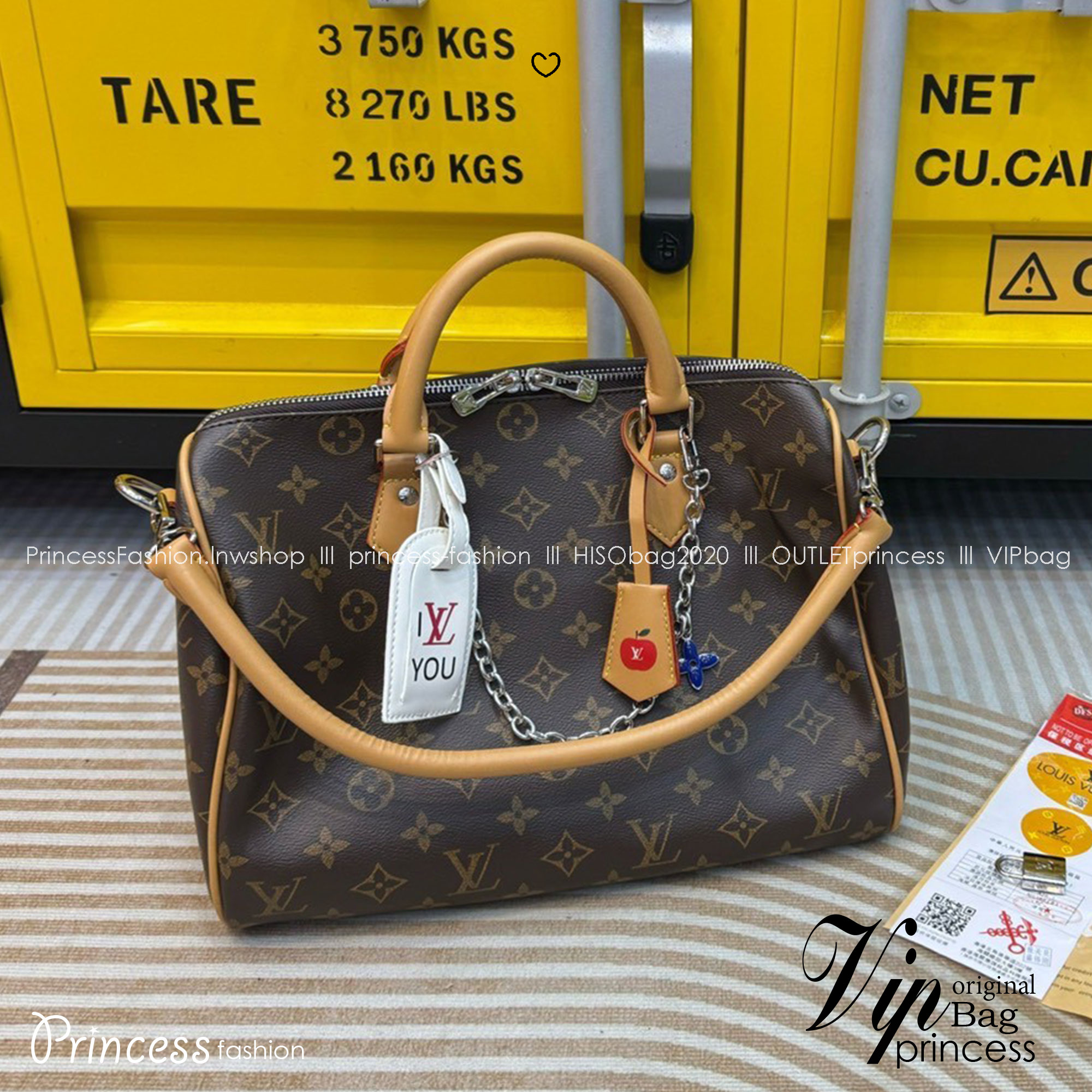 LV Speedy Soft 30 Crafty Bag กระเป๋าทรงหมอน รุ่นท็อปฮิตใบใหญ่จุของได้เยอะ มี 2 แบบให้เลือก รุ่นป้ายแท็ก PRS และ I Love LV ดีไซน์ใหม่ต้อนรับฤดูกาลท่องเที่ยว โดดเด่นด้วยการตกแต่งลายพิมพ์ซิกเนเจอร์ และป้ายแท็กหนังสุดเก๋