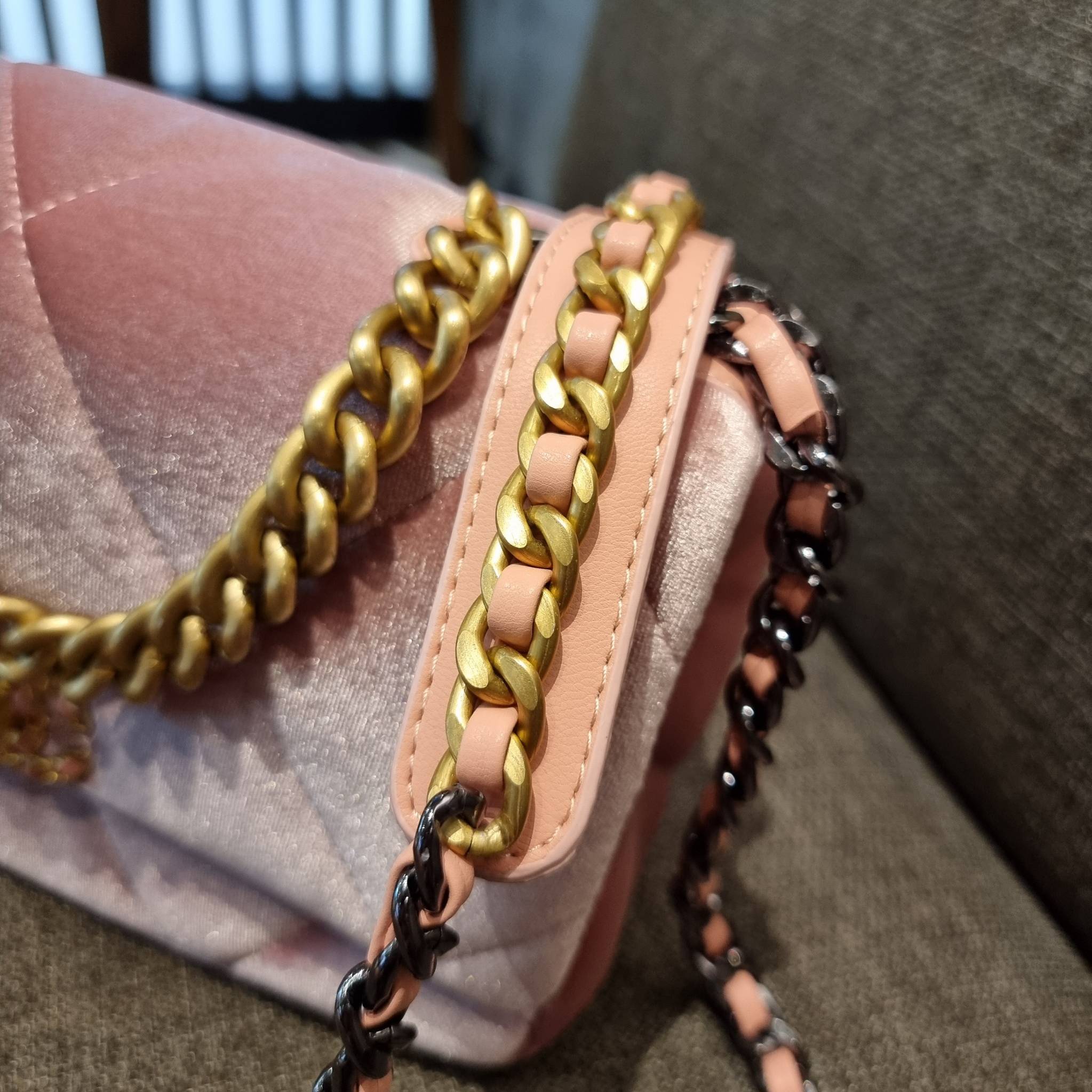 ไม่มองไม่เหลียวไม่ได้แล้ว!! ความหรูที่โดดเด่นจากผ้ากำมะหยี่ สร้างดีเทลผู้ดี ลูกคุณมากๆ Chanel vip boutique กระเป๋าสะพายจาก duty free ในราคาสุดประหยัด!! ดีไซน์เลิศ ตกแต่งด้วยโซ่ทูโทน ลงตัวแบบไม่มีที่ติ เปิด-ปิดด้วยตัวบิดล็อค ภายในโล่งกว้าง ใส่กระเป๋าสตางค์