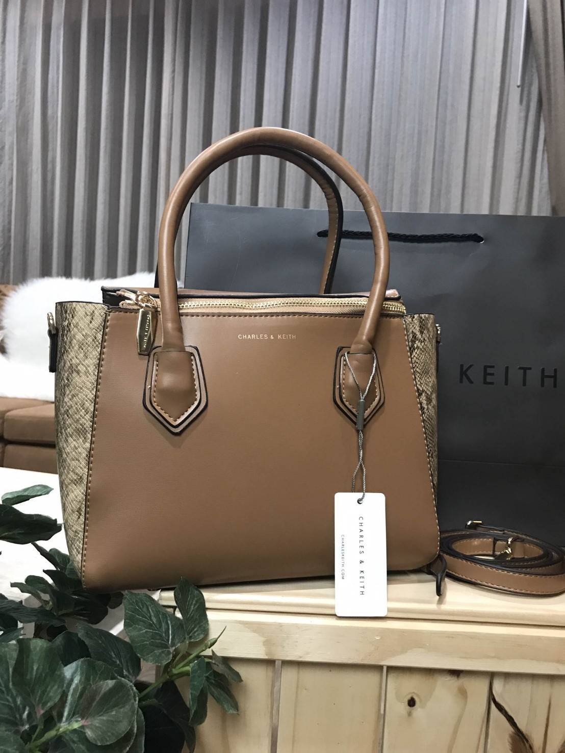 Don't Miss! CHARLES & KEITH DOUBLE ZIP STRUCTURED BAG กระเป๋าถือหรือสะพายรุ่นยอดนิยมขนาดใหญ่กำลังดี หนังเรียบสวยอยู่ทรงด้านหน้ามีโลโก้แบรนด์อะไหล่ทองนูน เปิดปิดด้วยซิป ภายในกว้างจุของได้เยอะ ใส่ Ipad กระเป๋าสตางค์ หนังสือ ของใช้ได้จุ มาพร้อมสายสะพายย