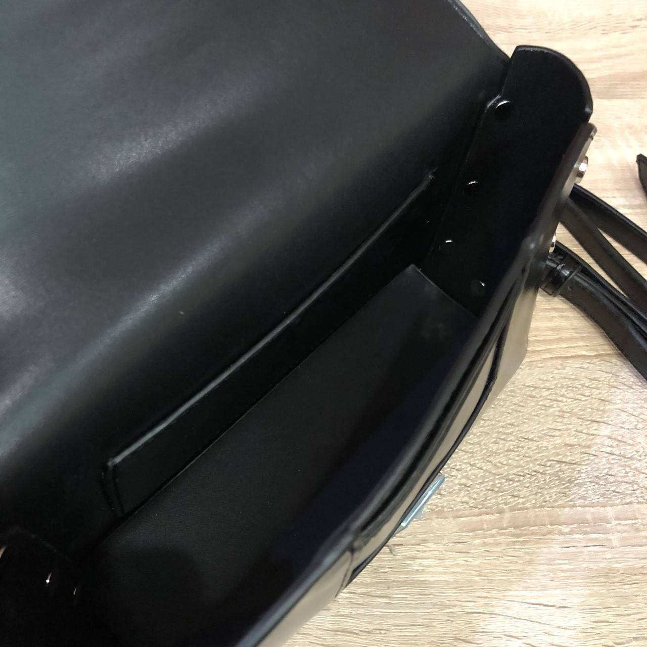 Charles&keith push-lock chain shoulder bag กระเป๋าถือหรือสะพาย ขนาดกำลังดี เนื้อเรียบ อยู่ทรงสวย ประดับด้วยหมุดด้านข้าง เปิดปิดแบบดันล็อค ภายในมีช่องใส่บัตร โล่งกว้าง จุของได้เยอะ มาพร้อมสายสะพายยาวสามารถถอดออกได้ปรับระดับได้ จะถือหรือสะพายก็สวยเก๋ ไปได้ท