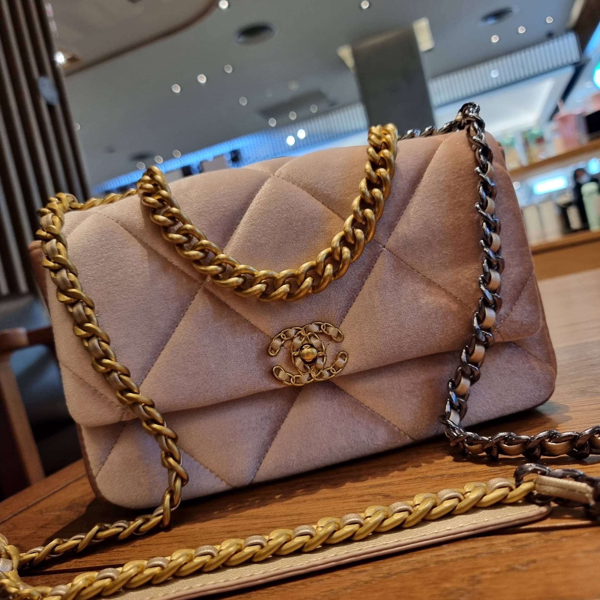 ไม่มองไม่เหลียวไม่ได้แล้ว!! ความหรูที่โดดเด่นจากผ้ากำมะหยี่ สร้างดีเทลผู้ดี ลูกคุณมากๆ Chanel vip boutique กระเป๋าสะพายจาก duty free ในราคาสุดประหยัด!! ดีไซน์เลิศ ตกแต่งด้วยโซ่ทูโทน ลงตัวแบบไม่มีที่ติ เปิด-ปิดด้วยตัวบิดล็อค ภายในโล่งกว้าง ใส่กระเป๋าสตางค์