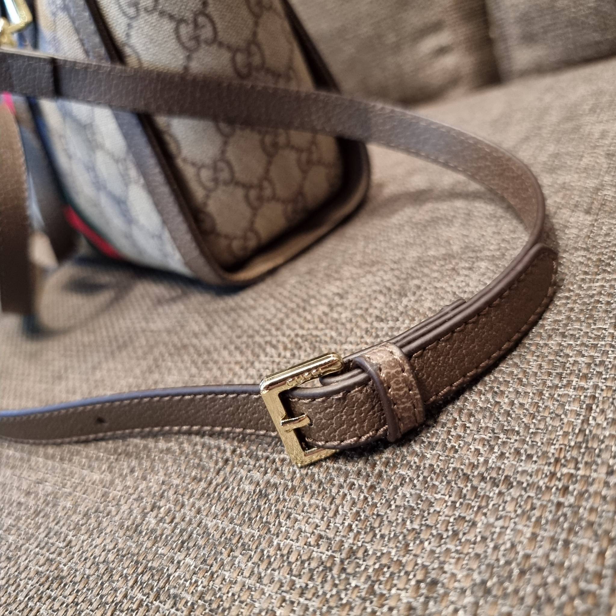 GUCCI Ophidia Small GG Tote Bag GC CLASSIC SMALL TOTE BAG WITH GWP กระเป๋าถือ/สะพาย อีกรุ่นหายาก ที่คงความสวยคลาสสิค และเรียบหรู วัสดุหนังแคนวาส ดีไซน์แถบคาดโดดเด่น รูปทรงสวยน่าใช้มากๆ สะพายขับผิว เปิด-ปิดกระเป๋าด้วยซิป หัวซิปตัว G อะไหล่สีทอง ภายในโล่งกว