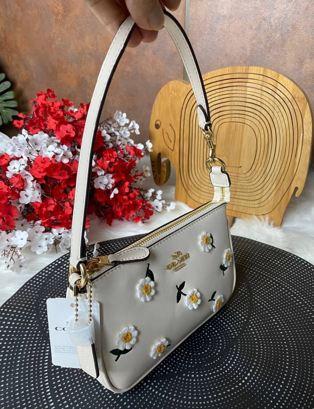 COACH NOLITA DAISY BAG (coach C3356) พร้อมส่งทันทีค่ะ! กระเป๋าหิ้ว//คล้องไหล่ หนังแท้เรียบสวย จุดเด่นด้านหน้าปักดอก Daisy แบบ3D นูนขึ้นมาสวยงามสะดุดดตามากๆค่ะ เปิดปิดกระเป๋าแบบซิป ภายในใส่มือถือได้ทุกรุ่น;กระเป๋าเงินใบกลางได้;มีช่องเสียบบัตร2ช่อง;และช่องใ