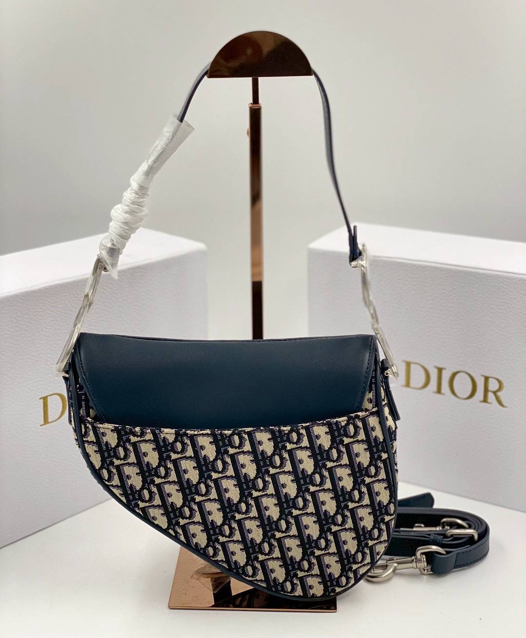 ORI หนังแท้ | DIOR Saddle Bag with Strap กระเป๋าถือ/สะพายทรงอานม้า รุ่นยอดนิยมที่มีเอกลักษณ์สวยงามเหนือกาลเวลา รุ่นใหม่ฝาพับแบบหนัง
