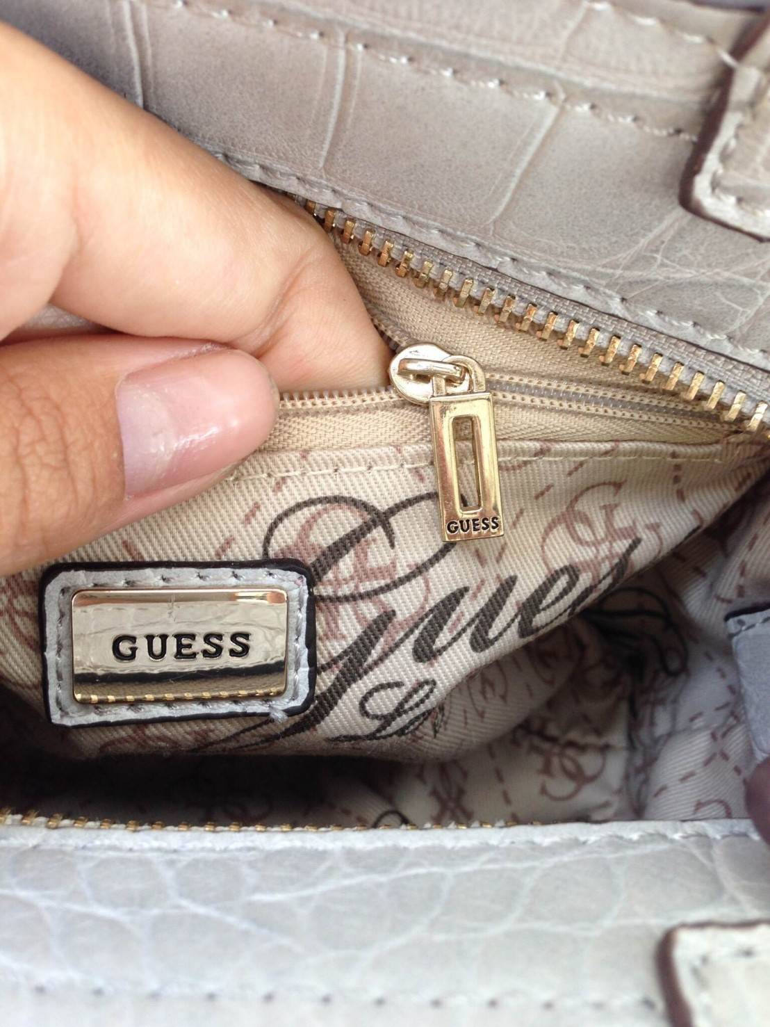 GUESS Cate Mini Series Crocodile New Collection!! กระเป๋าถือหรือสะพายลายหนังจระเข้สวยอยู่ทรง ดีไซน์หรูหรา เปิดปิดด้วยซิปคุณภาพดี ภายในโล่งจุพอประมาณ มีช่องซิปเล็กเปิดปิดง่าย ผ้าบุลายแบรนด์สวย สายสะพายปรับระดับได้ รุ่นนี้สวย หายาก ใช้ได้หลายโอกาสแน่นอน สาว