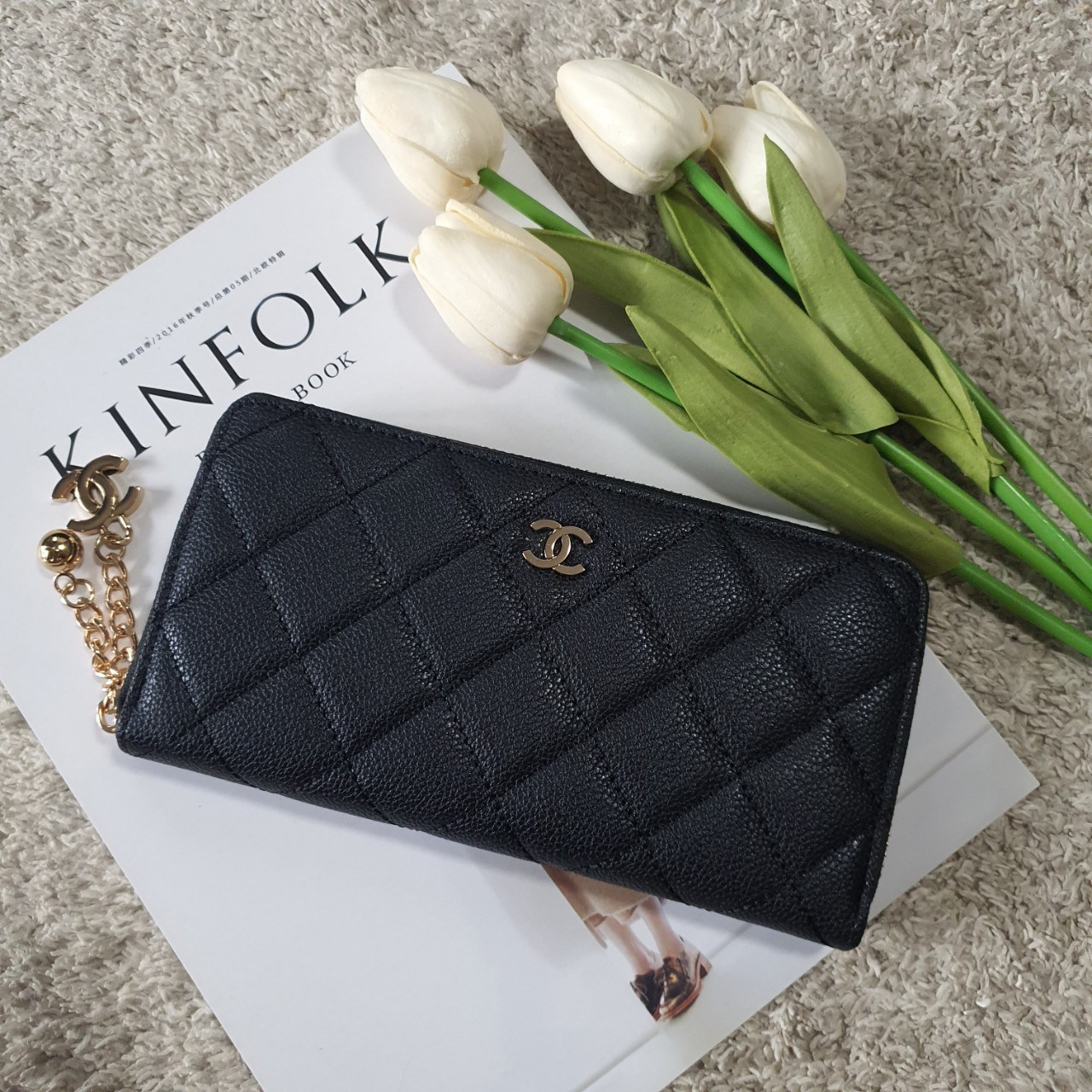 พร้อมส่งรุ่นขายดี! Don't Miss! Chanel Beaute Wallet Complimentary VIP Gift With Purchase (GWP) กระเป๋าสตางค์พรีเมี่ยมกิ๊ฟ จาก Chanel Cosmetic Counter Duty free วัสดุหนังคาเวียร์สวยหรูเปิดปิดด้วยซิปสะดวกใช้ ด้านหน้าประดับโลโก้แบรนด์อะไหล่ทอง ภายในมีช่