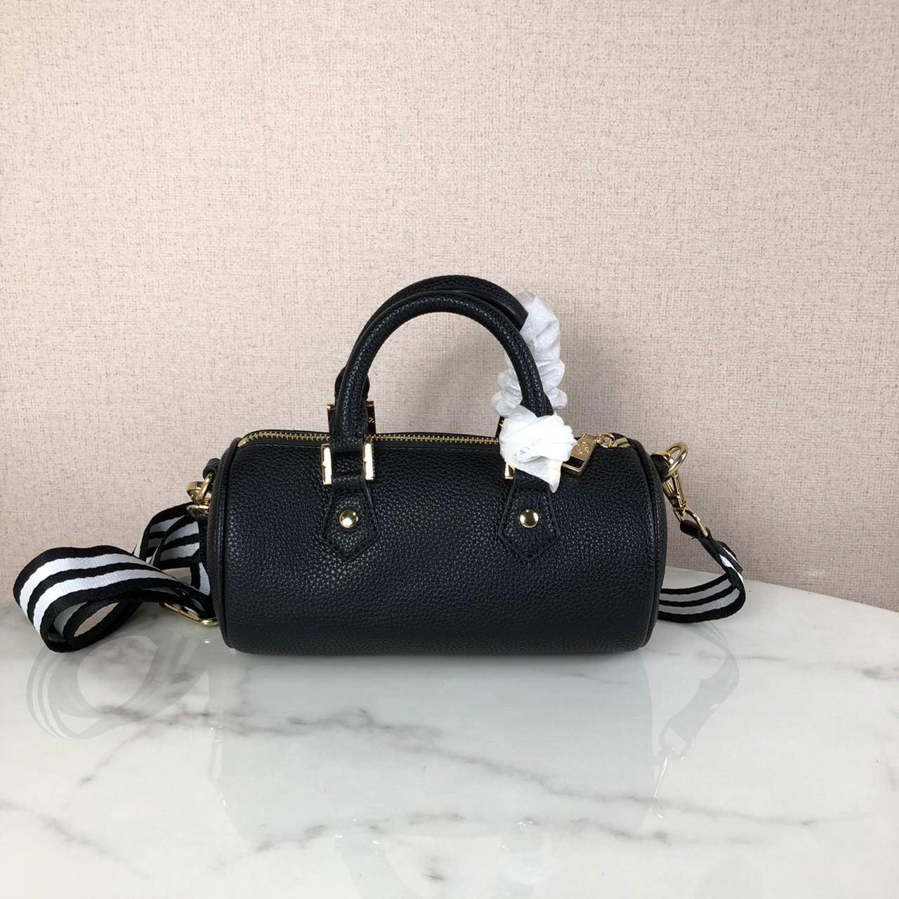 กระเป๋าถือ หรือสะพาย TORY BURCH เปิด - ปิดกระเป๋าด้วยซิป ด้านในมีช่องใส่ของ 1 ช่อง มาพร้อมสายสะพายยาว สามารถถอดและปรับได้ Free Size ค่ะ