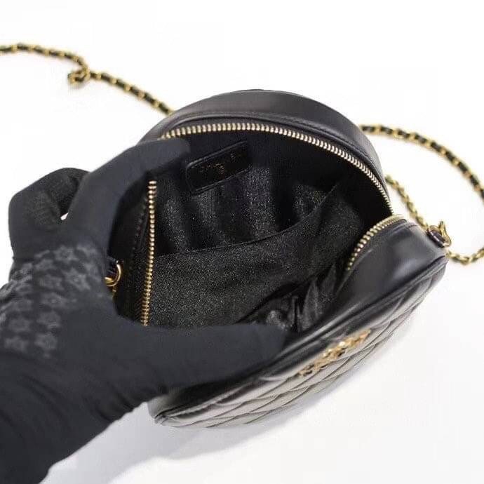 หนังแท้ VIP GIFT CHANEL Round Crossbody Bag กระเป๋าสะพายคาดลำตัวรุ่นนี้โดดเด่นด้วยรูปทรงกลมสุดชิค ขนาดกะทัดรัด พร้อมด้วยหนังกระเป๋าที่ทำจากหนังแท้คุณภาพดี รุ่นที่ตอบโจทย์และครองใจสาว ๆ ได้อย่างแท้จริง เนื่องจากมีดีไซน์เรียบหรู โดยทางแบรนด์ได้ใช้เทคนิคการเ
