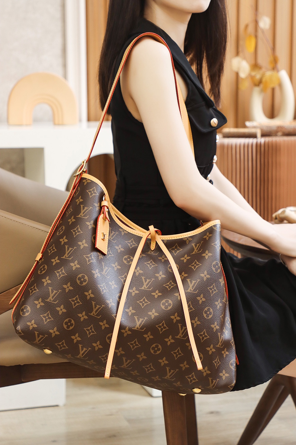 LV CARRYALL Monogram Canvas / LV Shopping Bag รุ่นใหม่ล่าสุด กระเป๋าสะพายทรงหรูหรามีสไตล์ สวยปังมั้ยไหว ใบจริงสวยมากกกก ได้สวยก่อนใคร วัสดุหนังแคนวาสเคลือบลาย สวย คลาสสิค ภายในเป็นช่องโล่ง จุของได้เยอะ สาวๆใช้ใบนี้ สะพายไปไหนก็เข้ากัน ถ่ายรูปสวยๆ ชิคๆ โดด