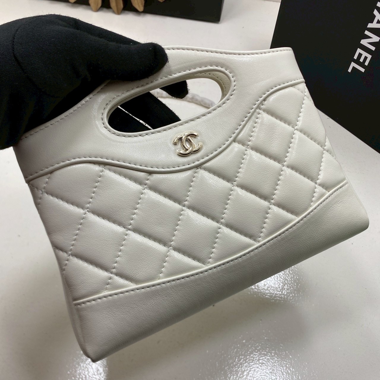 ORI หนังแท้ | Chanel 24S 31 Mini Clutch with Chain กระเป๋าสะพายดีไซน์น่ารัก ใบเล็กพร้อมสายโซ่ หูจับในตัว สวยเรียบหรู