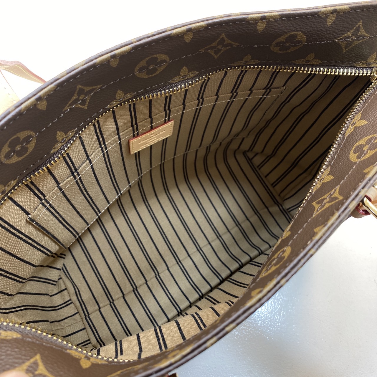 LV Piano handbag Monogram Canvas / LV Tote Bag Classic for the Fall-Winter 2024 collection กระเป๋าทรงโท้ทรุ่นใหม่แบรนด์หรู สวยโดดเด่นทันสมัยตลอดกาล เกรดออริ เทียบแท้ 1:1 ใช้งานต่างประเทศได้