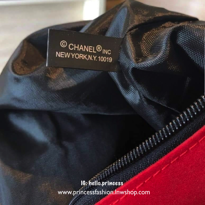 CHANEL VIP GIFT Large Travel Bag กระเป๋าเดินทาง Gift With Purchase รุ่น Limited พรีเมี่ยมกิ๊ฟของเเท้จาก Chanel Perfumes Counter วัสดุ NYLON เนื้อหนาสีทูโทนดำแดงสกรีนโลโก้ด้านหน้า เปิดปิดด้วยซิป หัวซิปแบรนด์ ใบใหญ่จุใจ พิเศษ! มีช่องใส่รองเท้าด้านข้างแยกเป็