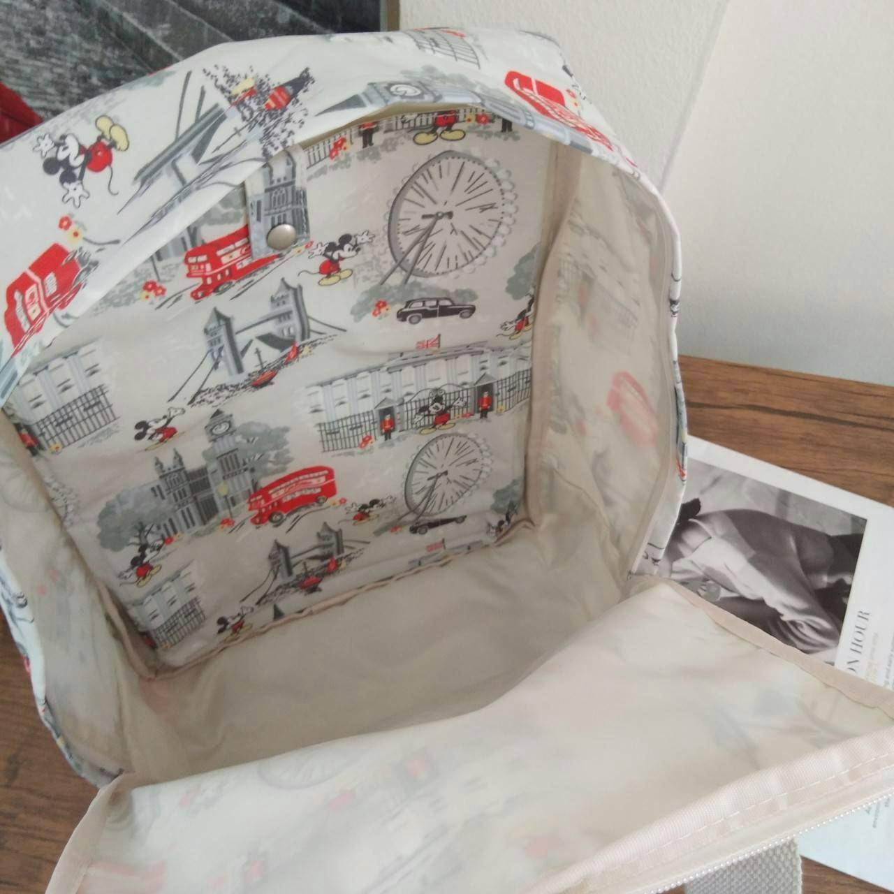 Cath Kidston Backpack Bag กระเป๋าเป้ สไตล์วินเทจ ด้านหน้ามี 1 ช่องซิป เปิดปิดด้วยซิป มีช่องหลักโล่งกว้าง และช่องเล็ก ใบนี้จุของได้เนอะ คุ้มค่าเกินราคาค่ะ