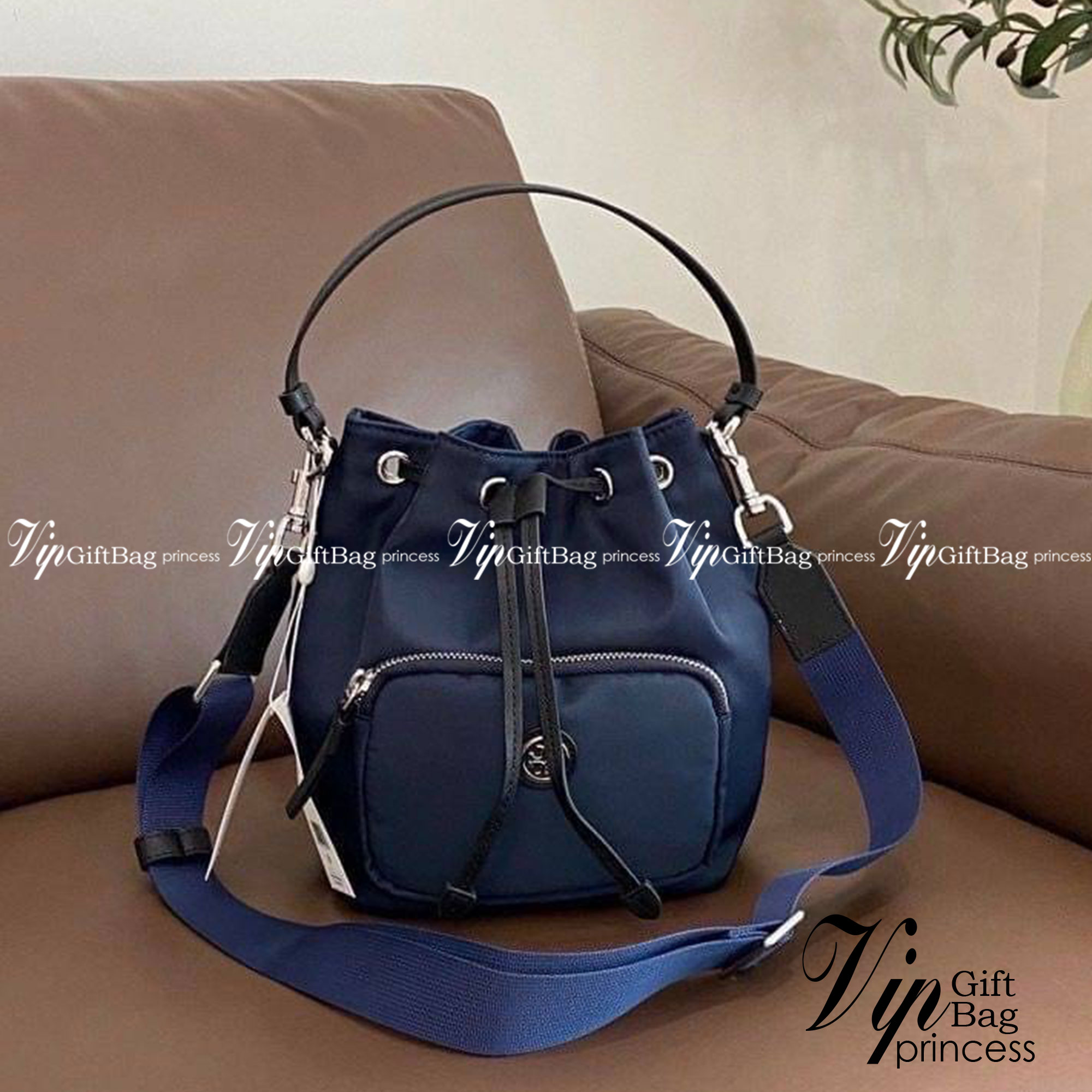 Tory Burch Virginia Nylon Bucket Bag / Tory Burch logo-plaque bucket bag กระเป๋าสะพายทรงบัคเก็ต เปิด-ปิดหนังรูดปากกระเป๋า มีหูหิ้วในตัว คล้องแขนเก๋ๆ ภายในเป็นช่องโล่ง มีช่องย่อย ใส่ของสำคัญจุกจิกได้ มีสายครอส จะสะพายไปไหนก็ได้ทุกโอกาส สวยเลิศทุกสี พร้อมส่