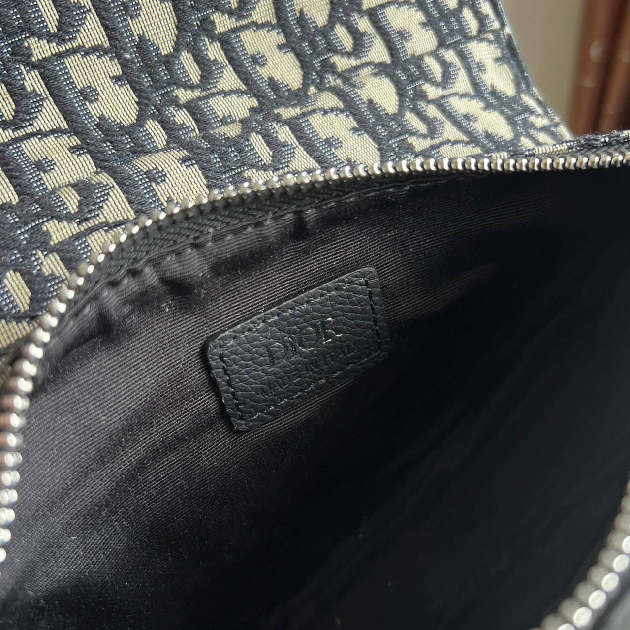 หนังแท้ DIOR SADDLE BELT BAG รุ่นสุดฮิต สามารถคาดอกสะพายข้างหรือคาดเอวก็ได้สามารถใช่งานได้ทั้งชาย/หญิง งานสวยมากพร้อมอุปกรณ์ครบชุด เกรดออริงานเทียบเท่าของแท้เลย กระเป๋ารุ่นยอดนิยมตามแบบฉบับแบรนด์ พร้อมส่งที่ไทย เกรดออริจินอลผ้าแจ๊คการ์ดและหนังแท้ ภาพสินค้