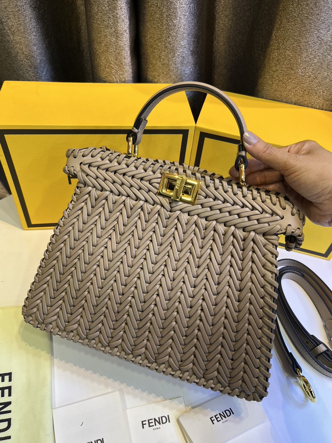พร้อมส่ง 3 สี FENDI Peekaboo ISeeU Medium interlace leather bag กระเป๋าสะพายดีไซส์สาน ใช้ได้ 2 ด้าน 🧡 เกรดออริจินอล 1:1 สลับแท้