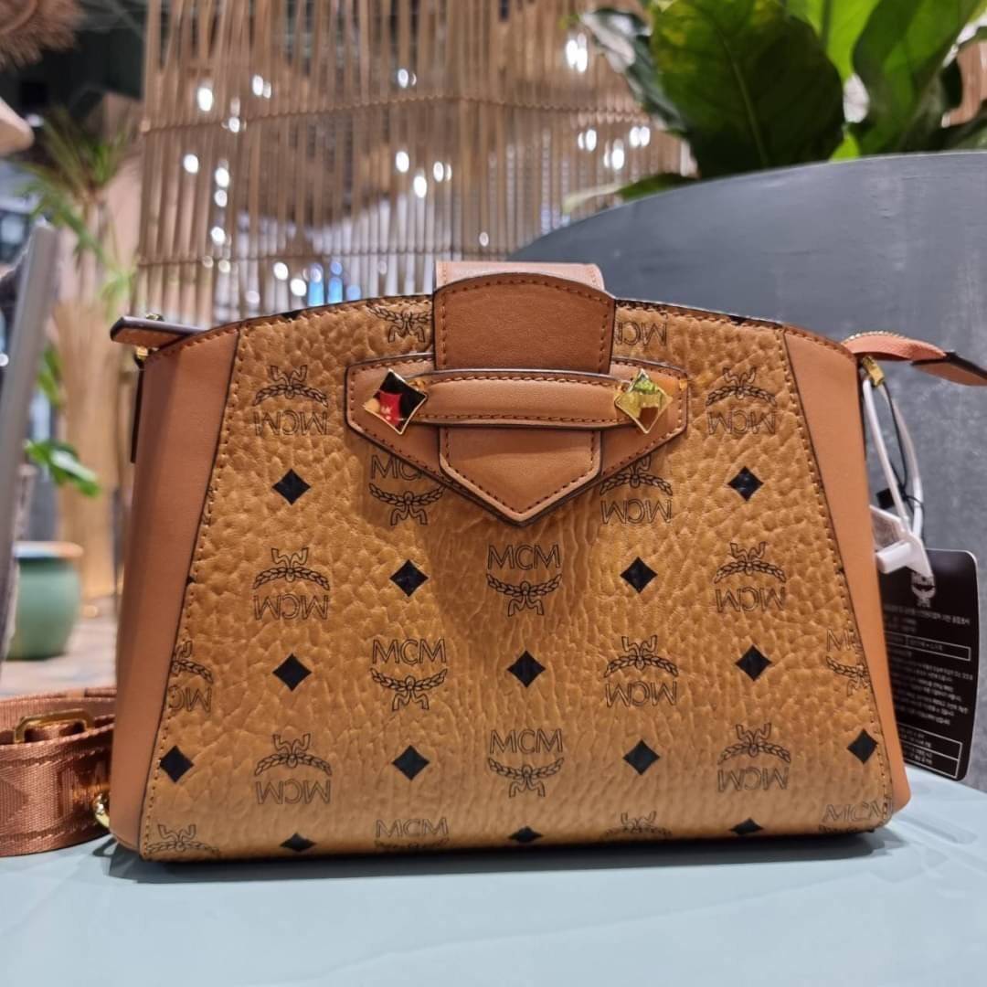 M.C.M ESSENTIAL VISETOS ORIGINAL SMALL CROSSBODY BAG กระเป๋าสะพายข้าง ขนาดกำลังดี สวยอยู่ทรง ดีไซน์เป็นเอกลักษณ์ วัสดุหนังแคนวาสสลับหนังแท้ พริ้นท์ลายเต็มใบ ดูหรูมาก!! เปิด-ปิดกระเป๋าด้วยสายคาดแม่เหล็ก และซิปรูดกันของหล่น มาพร้อมสายสะพาย crossbody ปั๊มลาย