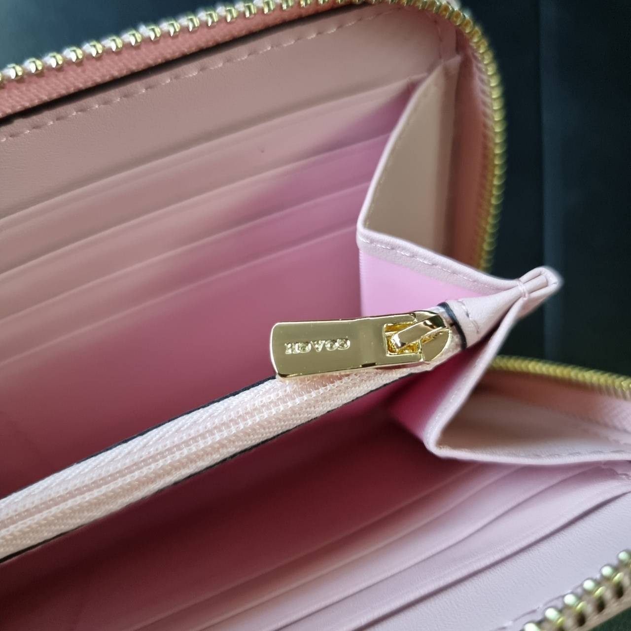 COACH F54630 ACCORDION ZIP WALLET IN SIGNATURE COATED CANVAS WITH LEATHER STRIPE กระเป๋าสตางค์ใบยาวรุ่นคลาสสิค คัดสีขายดีมาให้กันเลยจ้า ♥️ วัสดุหนังแคนวาสเคลือบลาย เปิด-ปิดด้วยซิปรอบ รูดใช้งานง่าย ใส่บัตรได้ มีช่องซิปใส่เหรียญ ใส่มือถือได้ พกใบนี้ใ