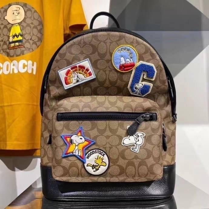 Coach x peanuts west backpack in signature canvas with snoopy กระเป๋าเป้ไซส์ใหญ่ คอลเลคชั่นยอดฮิต!! เป็นรุ่นสุดยอดของความคลาสสิค คูลๆ ใช้งานง่าย ได้ทั้งหนุ่มๆและสาวๆ วัสดุหนังแคนวาสเคลือบลายสลับหนัง pepble น่าใช้ด้วยดีไซน์ patches เหล่าผองเพื่อนสนูปพี เปิ