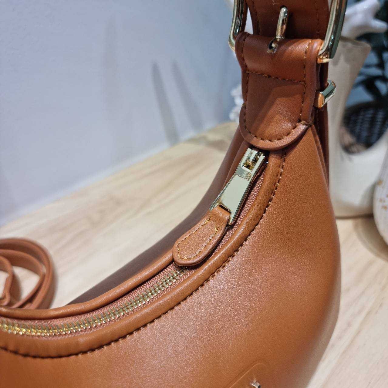 MIU MIU ZIP LEATHER TOP HANDLE BAG กระเป๋าสะพายไหล่/สะพายข้าง ทรงเก๋ ใช้งานง่าย เรียบหรูดูลัคชูสุดๆ