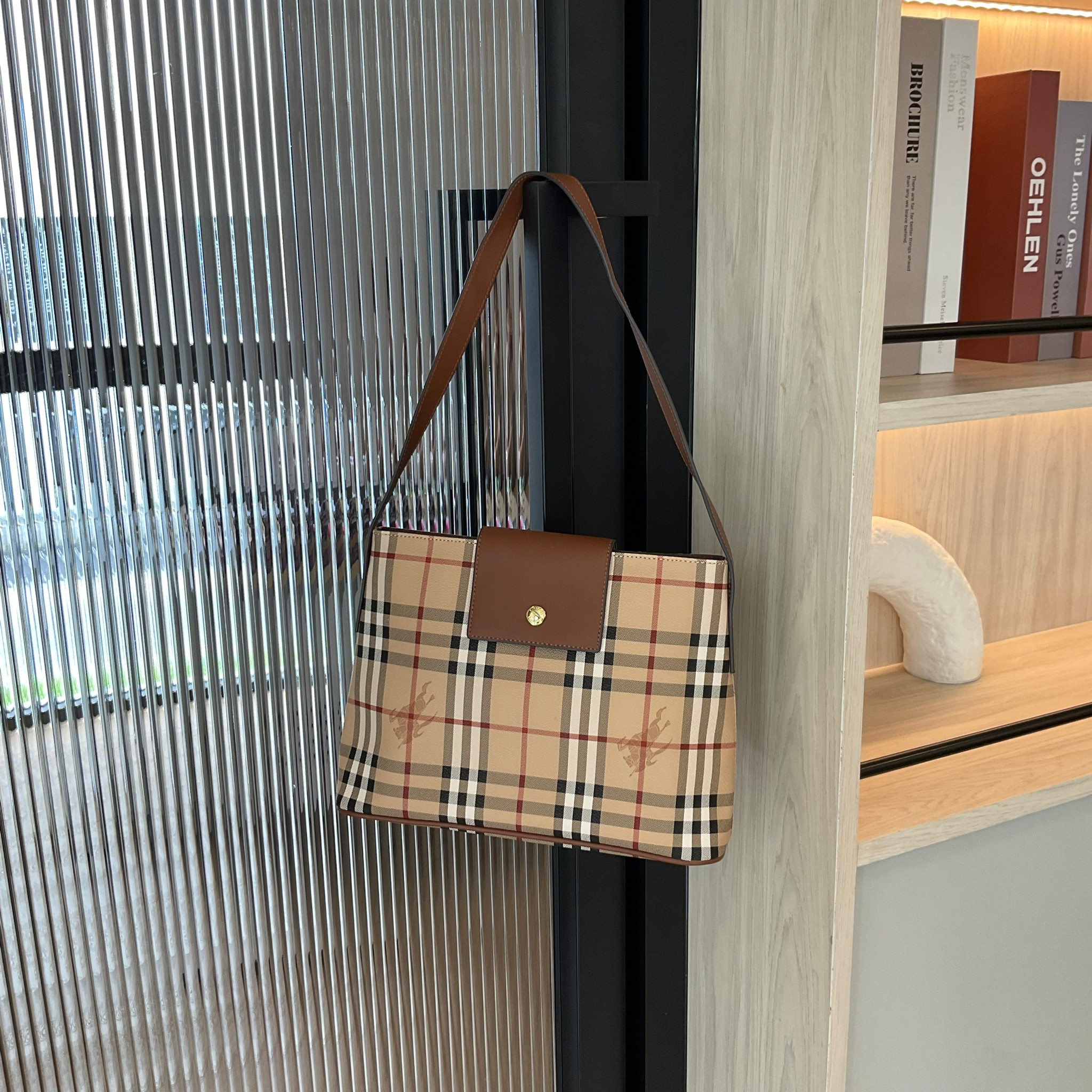 BURBERRY VINTAGE BAG กระเป๋าสะพายไหล่ วัสดุหนังPVC สวยหนังนิ่ม ตัดด้วยสายหนังสีน้ำตาลเข้ม **สวยตาแตกกกก