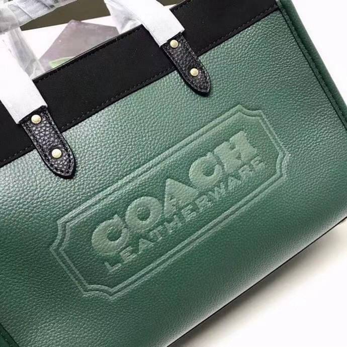 COACH Field Tote 30 In Colorblock With Coach Badge พร้อมส่งที่ไทย เขียวเหนี่ยวทรัพย์มาแล้วค่าา งานสวยหรูดูแพงมากกก สีสวยมาก จะถือหรือสะพายข้างก็ได้ หลากหลายสไตล์ค่ะ