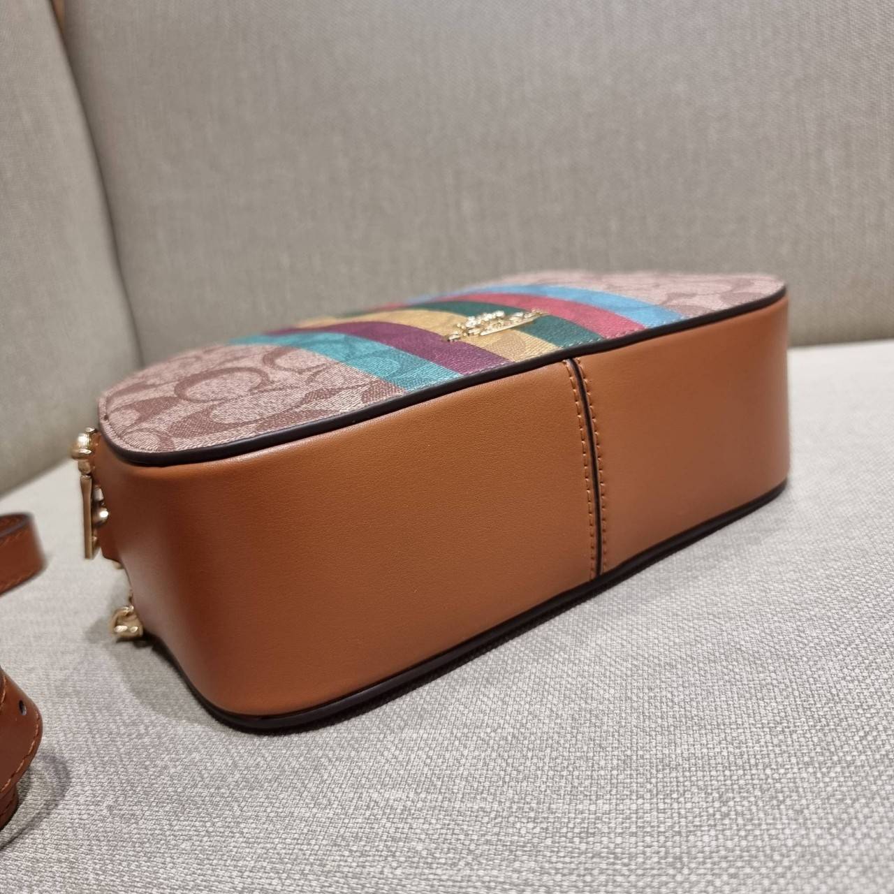 COACH C5642 SERENA SATCHEL IN SIGNATURE CANVAS WITH STRIPE ดีไซน์ stripe ที่แสนจะโดดเด่น กับคอลเลคชั่นยอดฮิต ที่ sold out ไปแล้วในหลายประเทศ!! กระเป๋าสะพายข้างทรงสวย ลุคผู้ดี วัสดุหนังแคนวาสสลับหนังแท้ เปิด-ปิดด้วยซิป 2 ช่องหลัก ภายในเป็นช่องโล่ง เก็บของไ