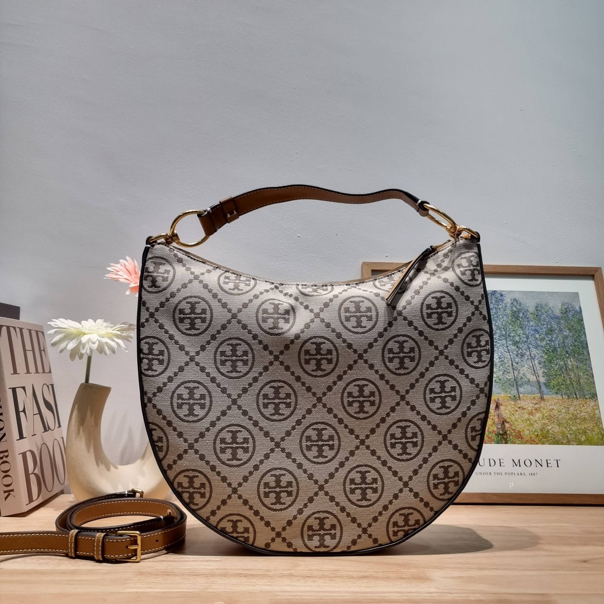 ใบใหญ่ 35cm Tory Burch T Monogram Medium Crescent Bag / TORY BURCH T MONOGRAM JACQUARD CRESCENT BAG ไซส์ใหญ่กับไอเท็มสุดร้อนแรง เซเลปรีวิวเยอะมาก!! สาวๆตามหากันไปอีก กระเป๋าทรง half moon ที่ดีไซน์บนผ้า jacquard ลวดลายซิกเนเจอร์ เรียบหรู ผู้ดีมากแม่! มาพร้