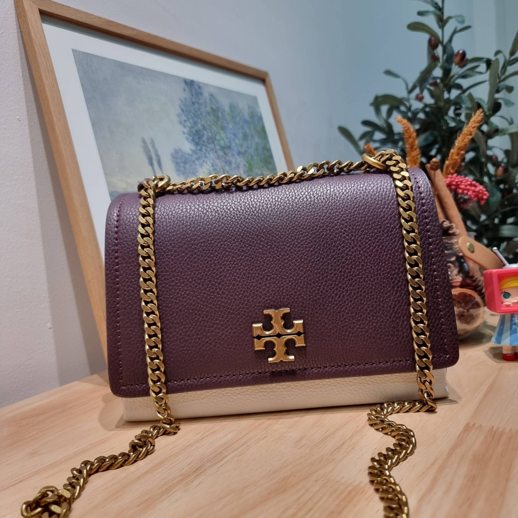 TORY BURCH LIMITED-EDITION SHOULDER BAG รุ่นลิมิเต็ด กับกระเป๋าสะพายไหล่ทรงผู้ดี ที่ผลิตมาในจำนวนจำกัด โดดเด่นด้วยอะไหล่ทองคลาสสิคหรูหรา