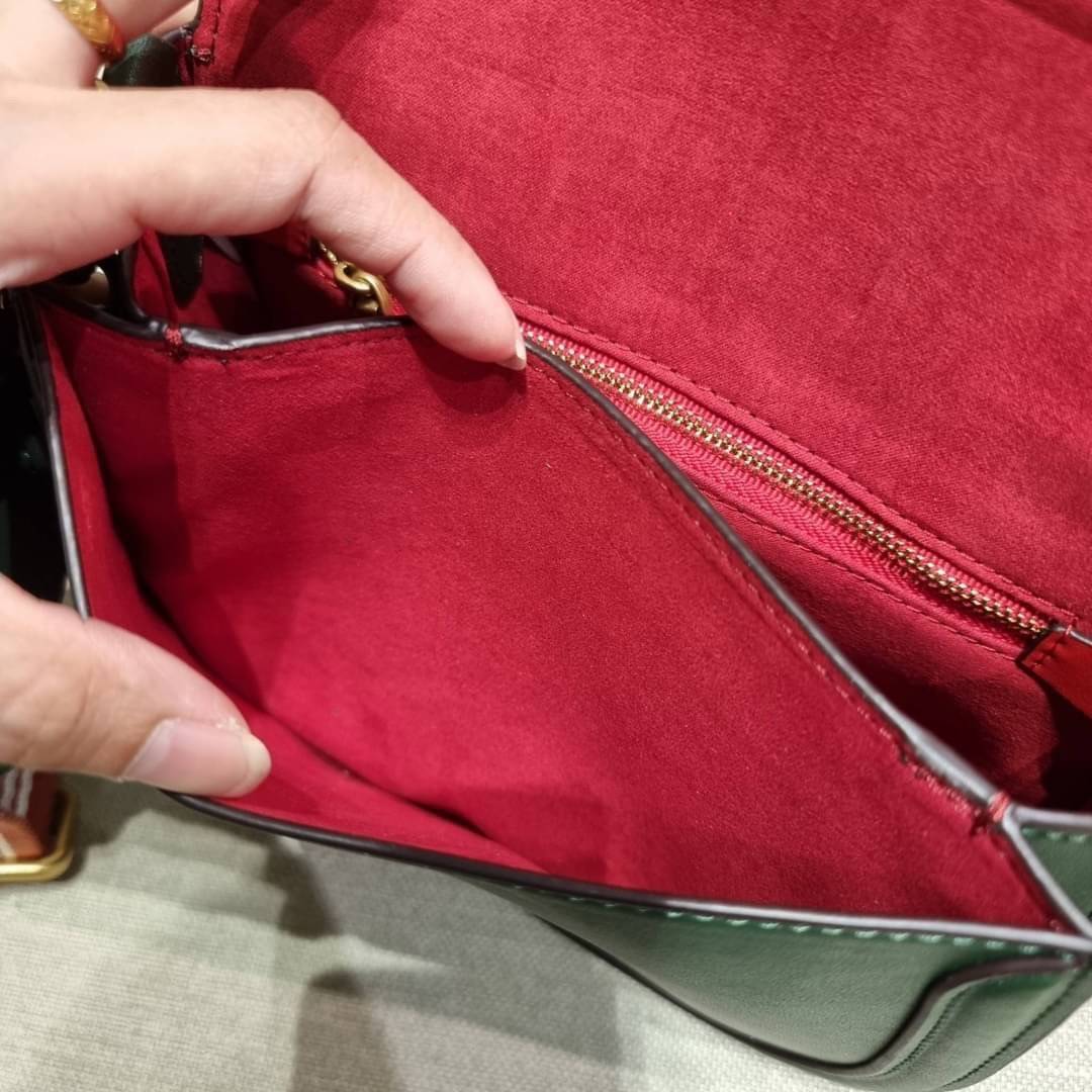 COACH C0749 BEAT SADDLE BAG The best item! ที่สาวๆรอคอย! ฮอตไฟลุก! สีหายาก ละมุนคุณหนู คอลเลคชั่นใหม่ ดีไซน์หรูหรา พิเศษมากๆมาพร้อมสายสะพาย 2 เส้น ใช้คู่กันหรือแยกสะพายก็สวยครบสูตร กระเป๋าสะพายทรง saddle คลาสสิค วัสดุหนัง glove-tanned ทนทาน เปิด-ปิดด้วยกร